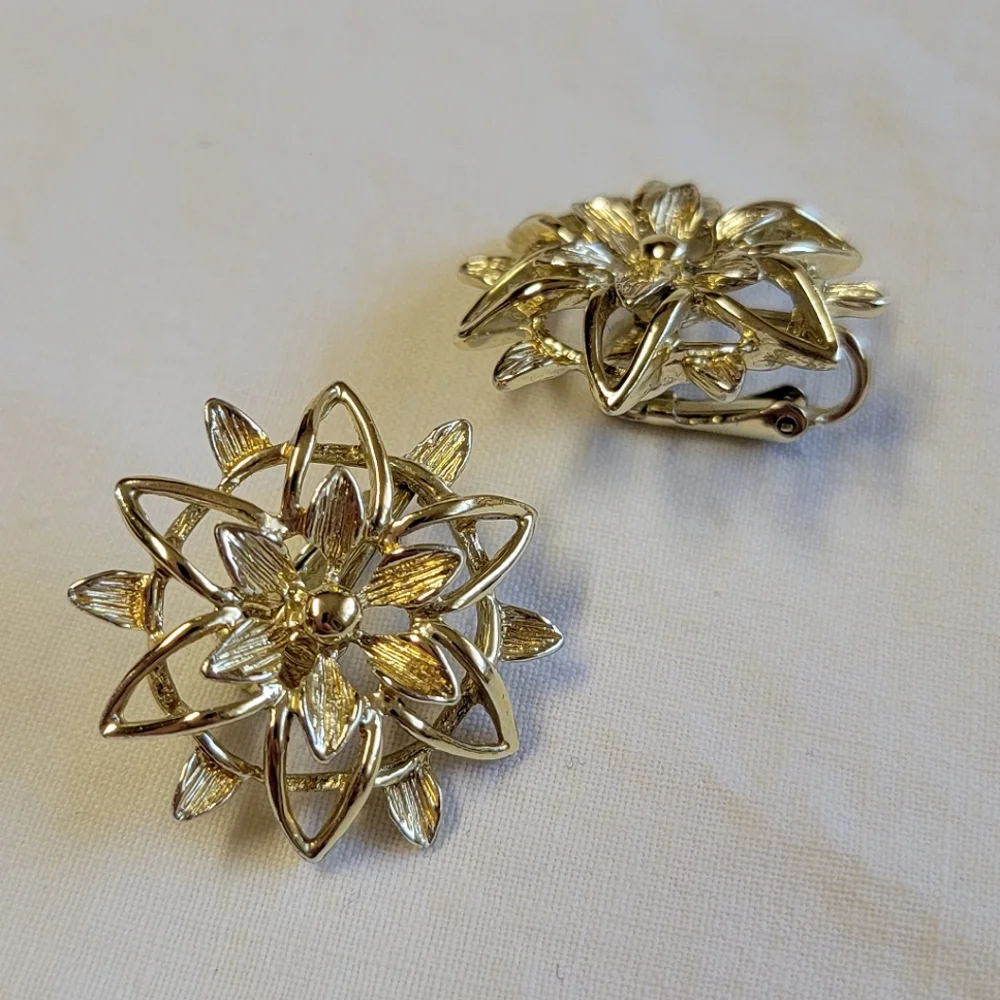 Vintage 1960s Sarah Coventry Peta-Lure Floral  Clip On Earrings